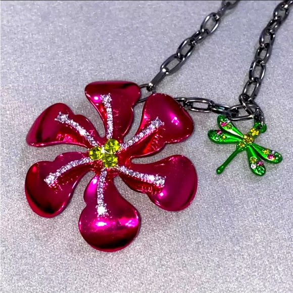BETSEY JOHNSON Flower Pendant Necklace NWT - Picture 7 of 10